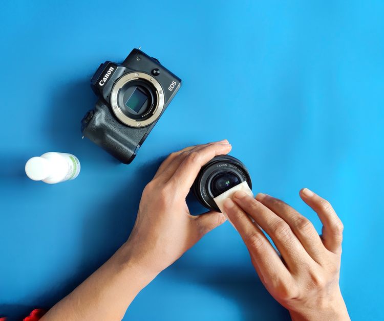 How to clean a camera lens